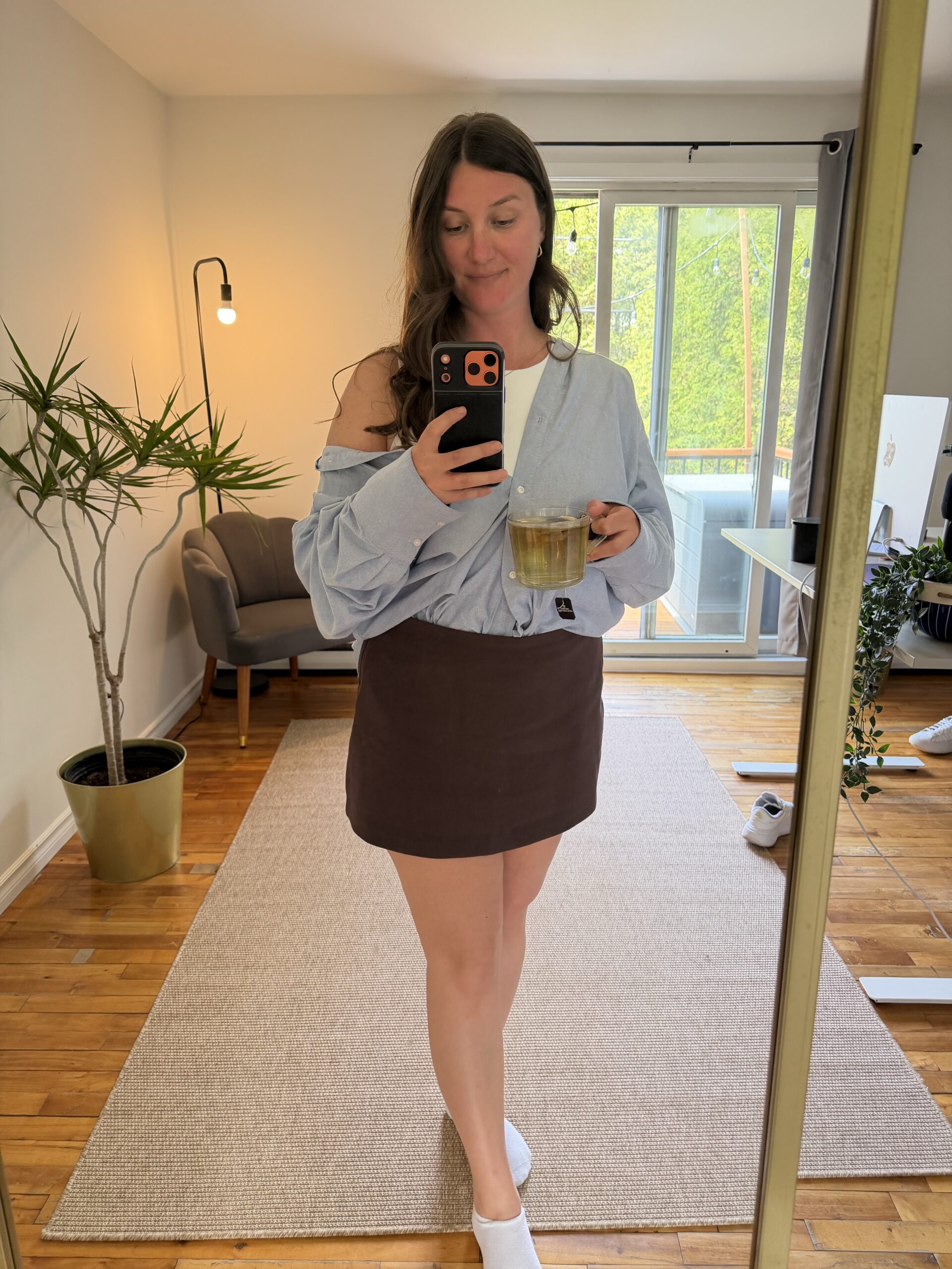 Une journée dans ma vie de rédactrice web freelance - Mélina Bélanger Rédactrice web freelance travaillant dans le calme de sa maison tôt le matin avec un thé