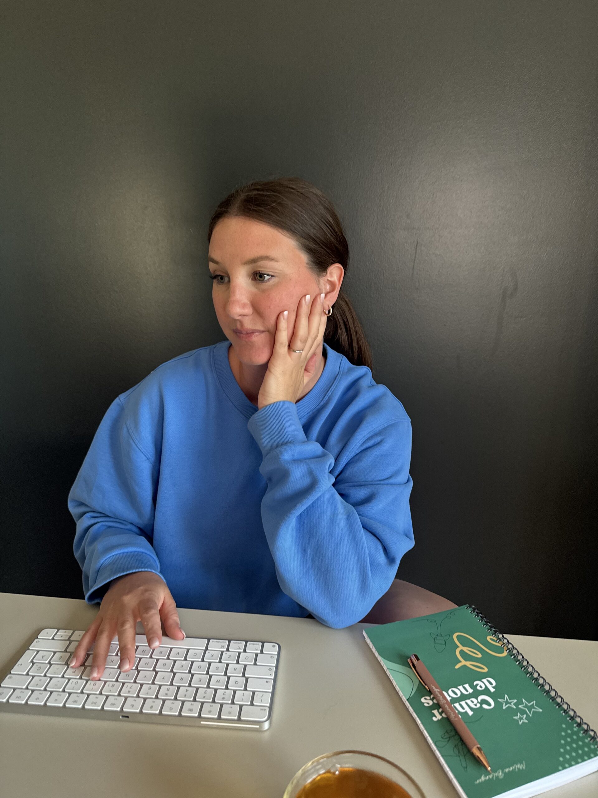 Une journée dans ma vie de rédactrice web freelance - Mélina Bélanger Horaire flexible d'une rédactrice web freelance à son ordinateur