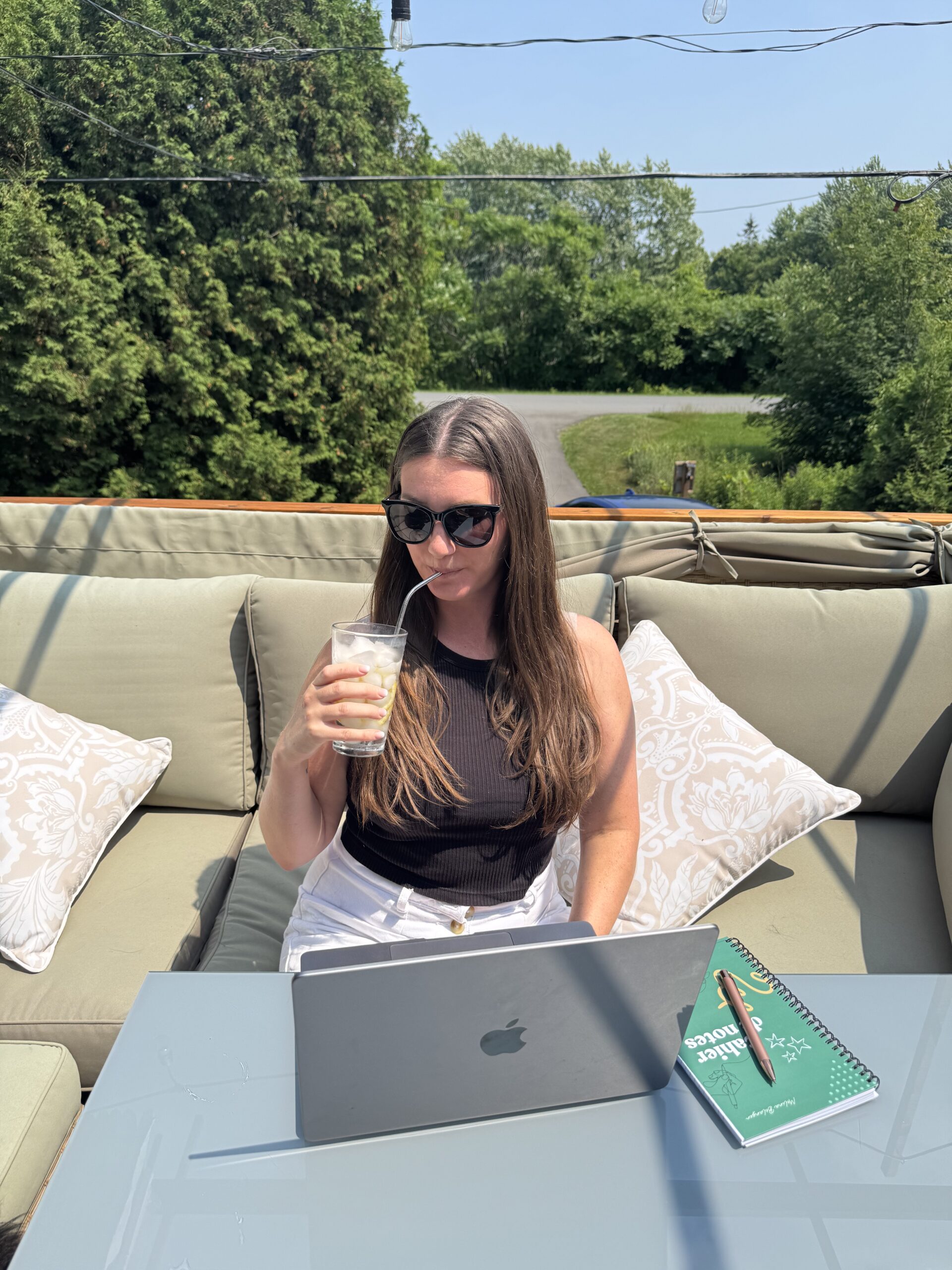 Une journée dans ma vie de rédactrice web freelance - Mélina Bélanger rédactrice web freelance travaillant dehors sur son laptop